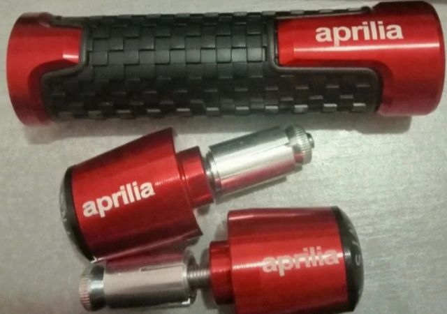Manopole e contrappesi rossi Aprilia RSV4