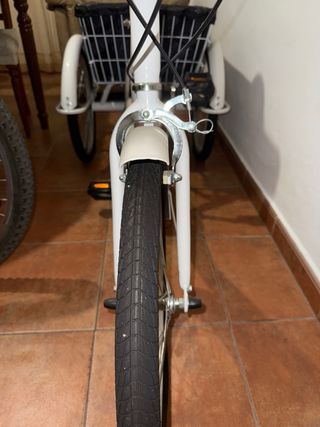 Bicicleta triciclo blanca PRECIO NEGOCIABLE