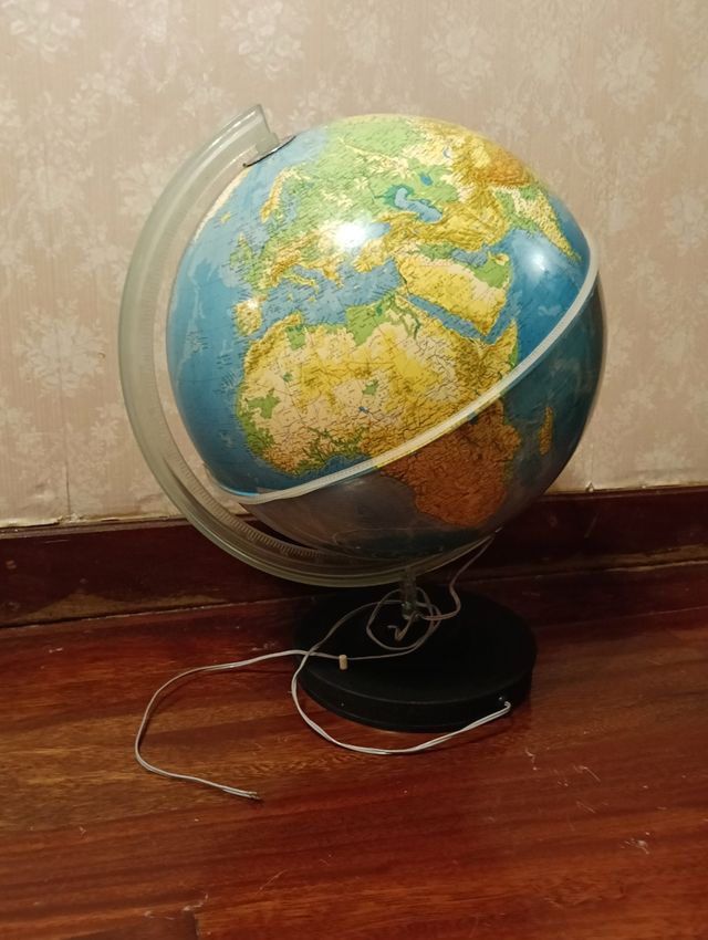 Globo terráqueo con luz años 80