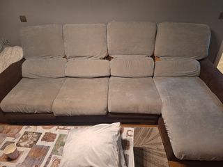 Sofá chaise longue marrón y gris, 4 plazas.