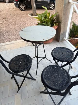 Mesita y 3 sillas jardín metal