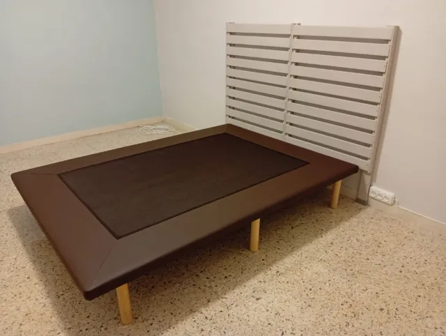 Canapé marrón de piel sintética 