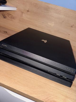 PS4 Pro (PlayStation 4) negra
