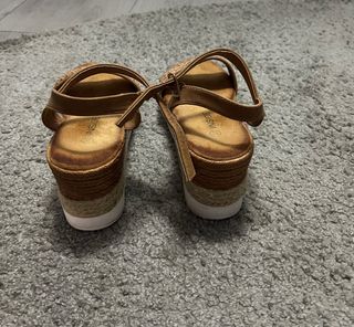Sandalias cuña marrón