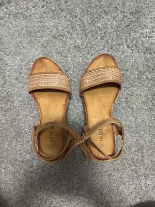 Sandalias cuña marrón