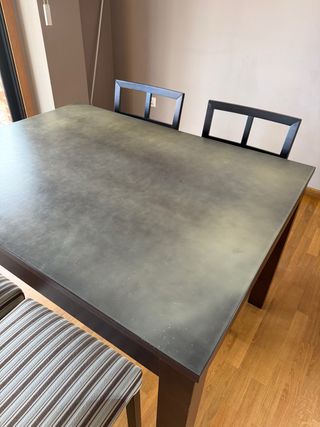 Mesa comedor extensible y cuatro sillas