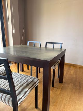 Mesa comedor extensible y cuatro sillas