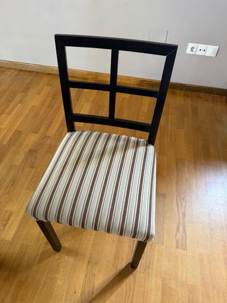Mesa comedor extensible y cuatro sillas