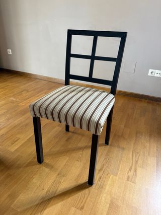 Mesa comedor extensible y cuatro sillas
