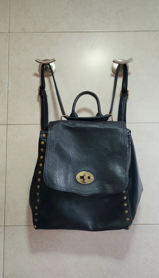 Mochila negra tachuelas -efecto  Piel