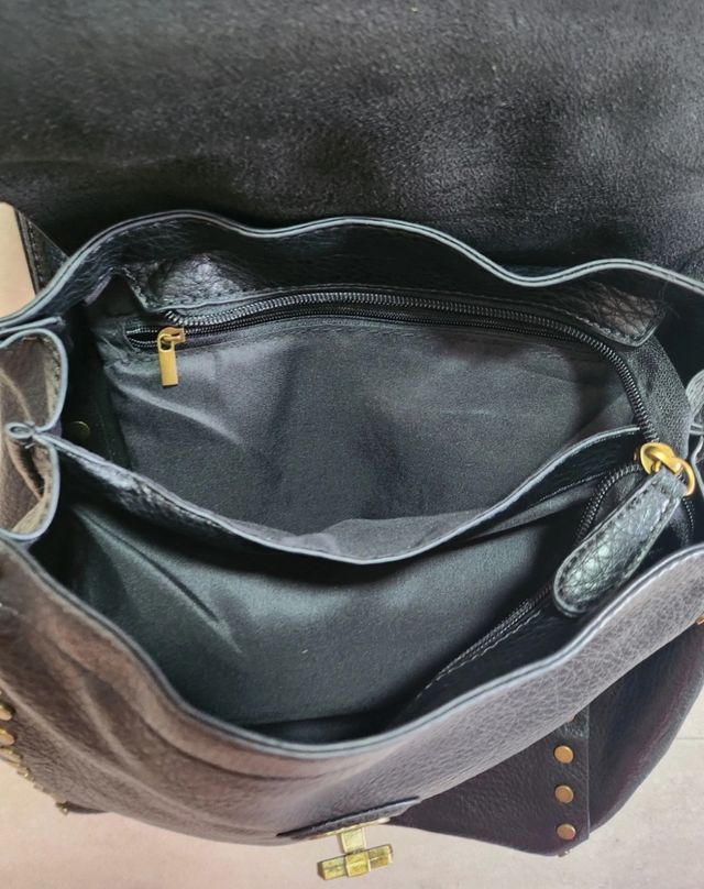 Mochila negra tachuelas -efecto  Piel