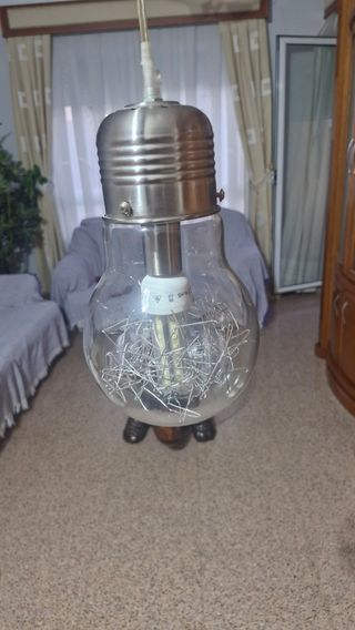 Lámpara bombilla moderna