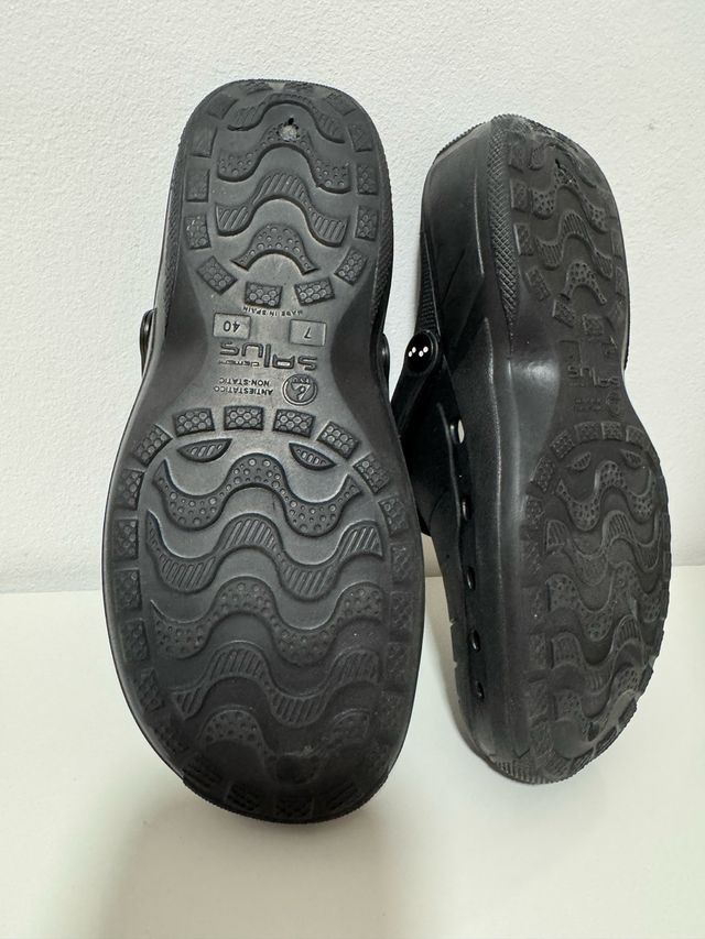 Zuecos Salus - Sanitarios negros