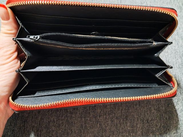 Cartera roja estampada