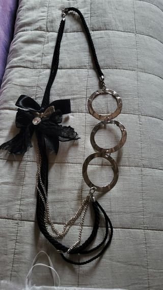 Collana elegante nera e argento con fiocco