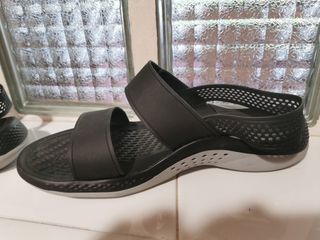 Sandalias Crocs negras una puesta, comodisimas