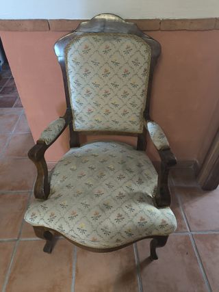 Silla antigua de madera y tela