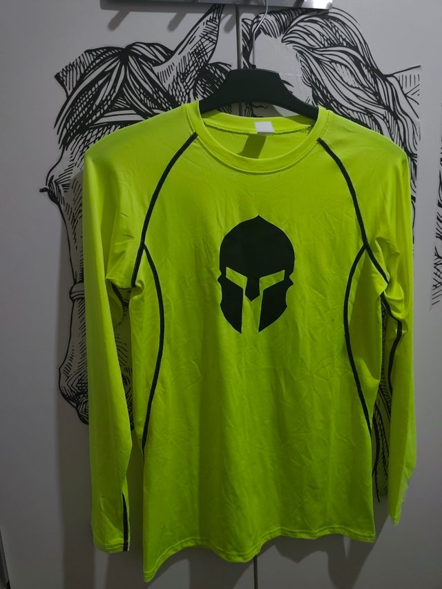 Camiseta deportiva amarilla