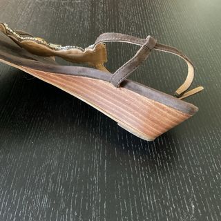 Sandalias cuña madera marrones con pedreria