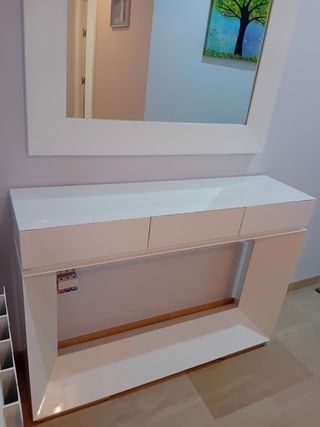 Consola blanca de diseño - Entrada