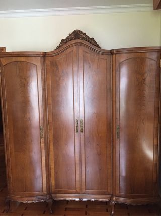Armario antiguo de madera de castaño