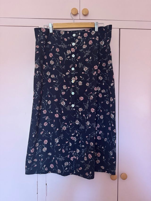 Falda midi floral QED London negra
