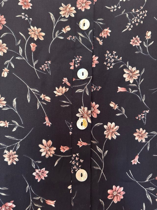 Falda midi floral QED London negra