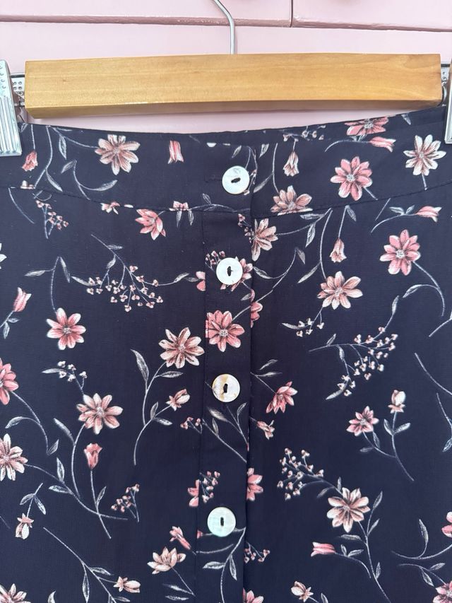 Falda midi floral QED London negra