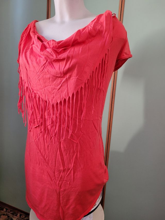 Top rosso lungo con frange