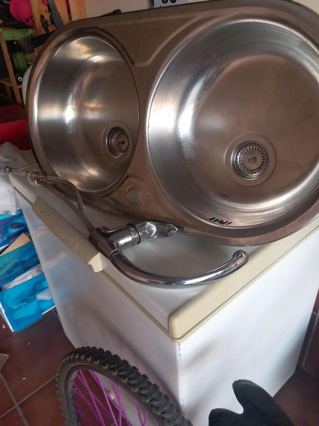 Fregadero y grifo de cocina.
