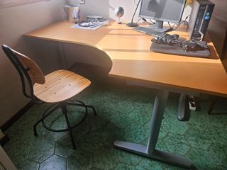 Escritorio esquinero madera-metal