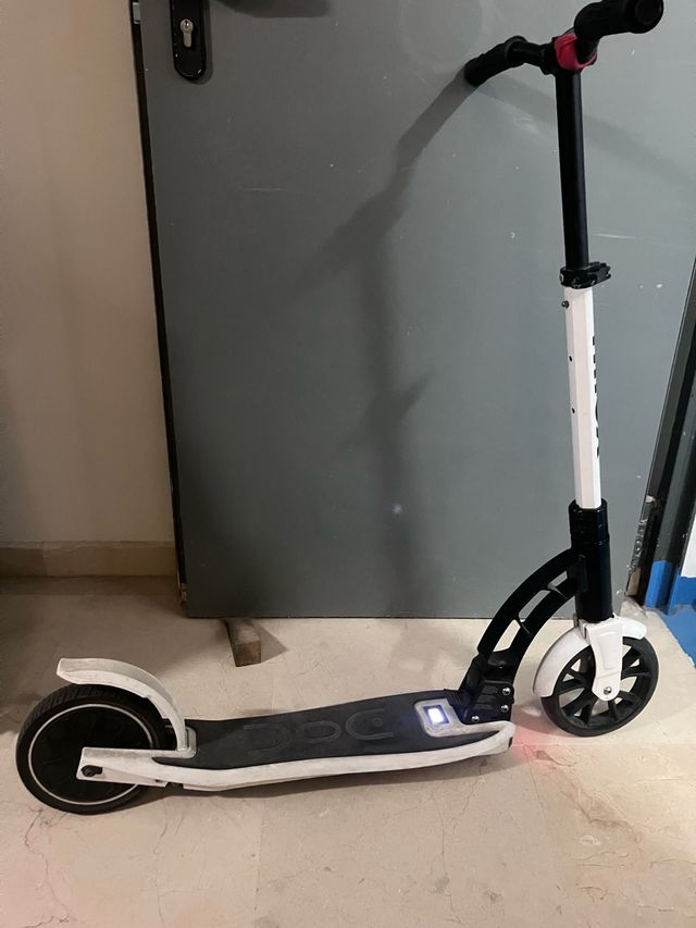 Patinete eléctrico blanco plegable