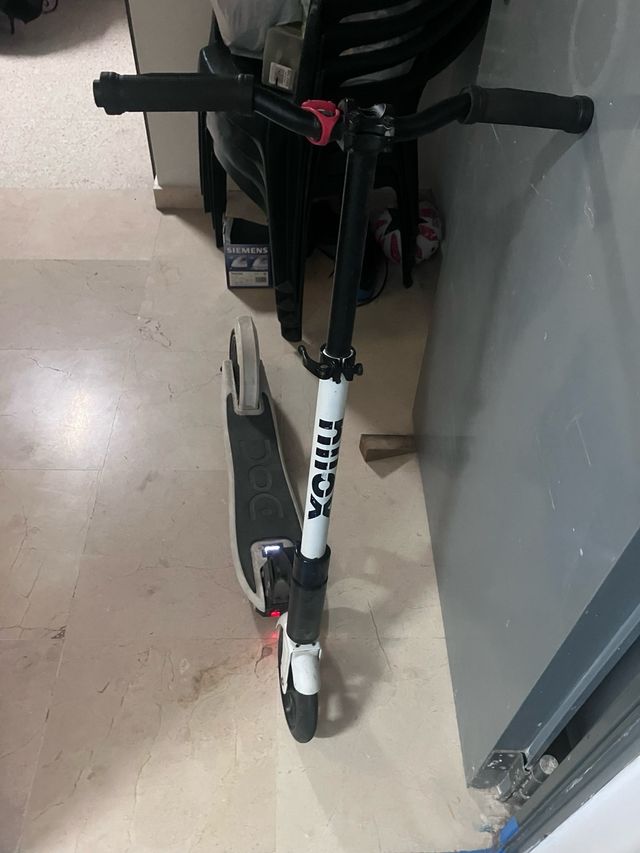Patinete eléctrico blanco plegable