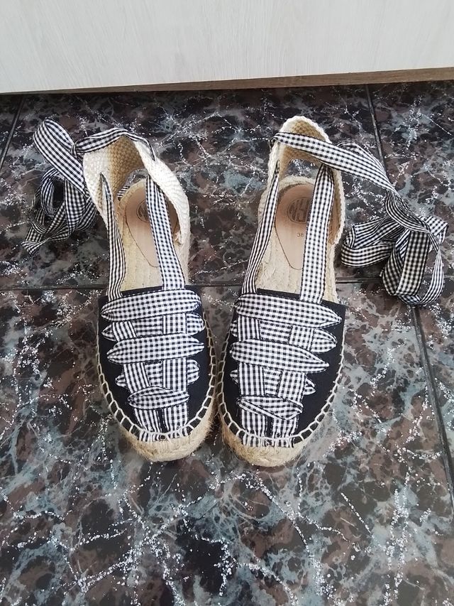 Alpargatas de plataforma y cinta de cuadros negros