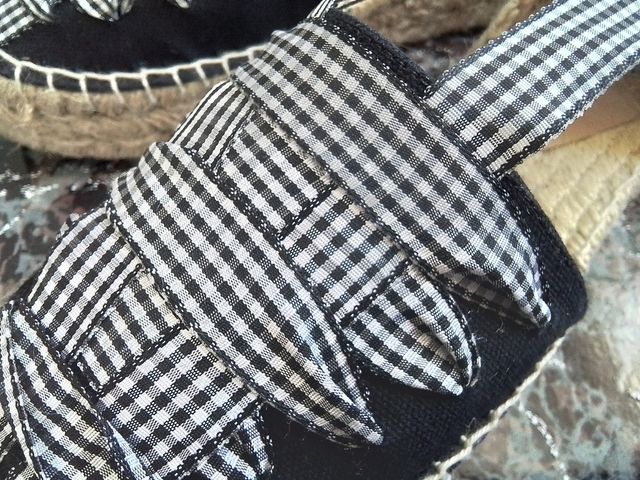 Alpargatas de plataforma y cinta de cuadros negros