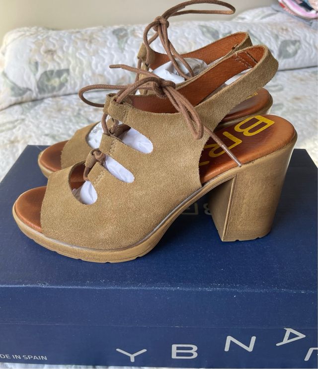 Sandalias tacón beige-marrón Con cordones