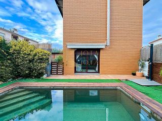 Casa adosada en venta en Anglès