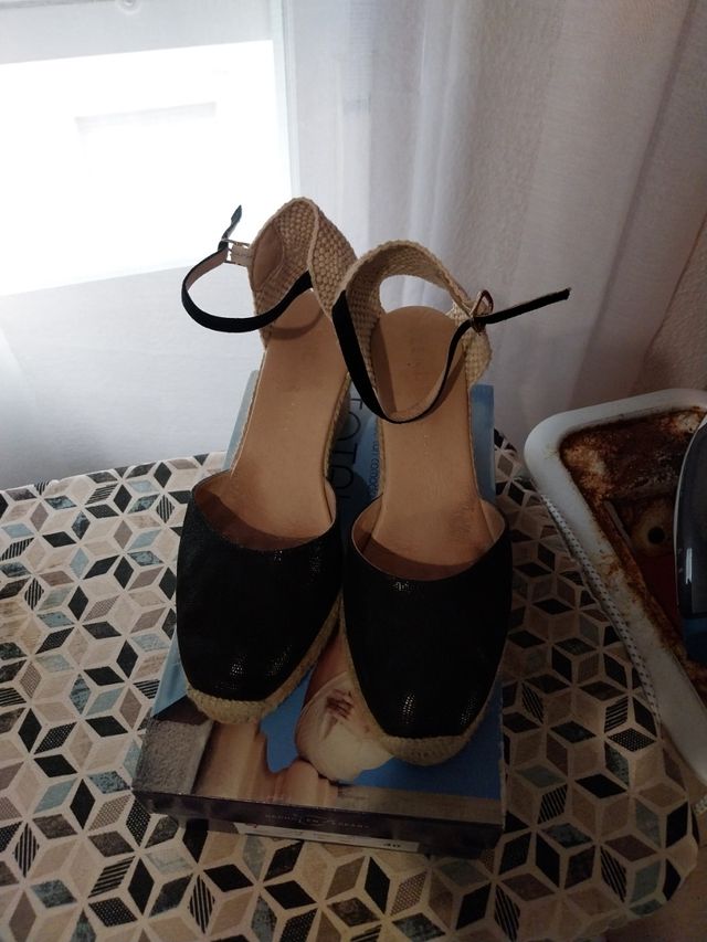 Cuñas negras y beige talla 41