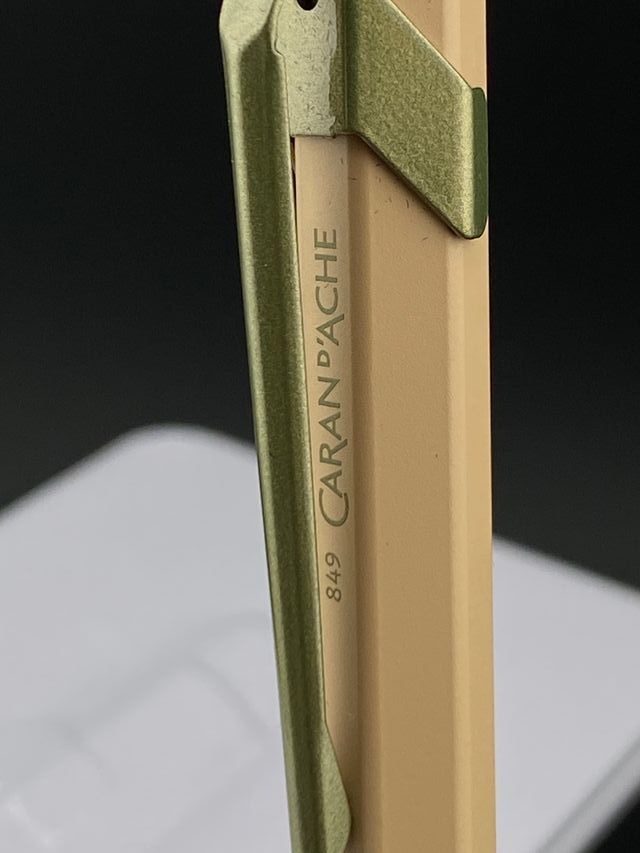 Boligrafo Caran d'Ache 849 Beige