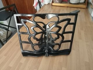 Atril de lectura metal negro de gran resistencia.