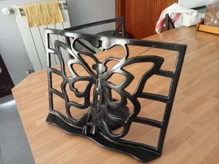 Atril de lectura metal negro de gran resistencia.