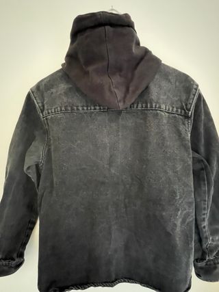 Chaqueta vaquera Pull&Bear negra con capucha