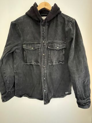 Chaqueta vaquera Pull&Bear negra con capucha