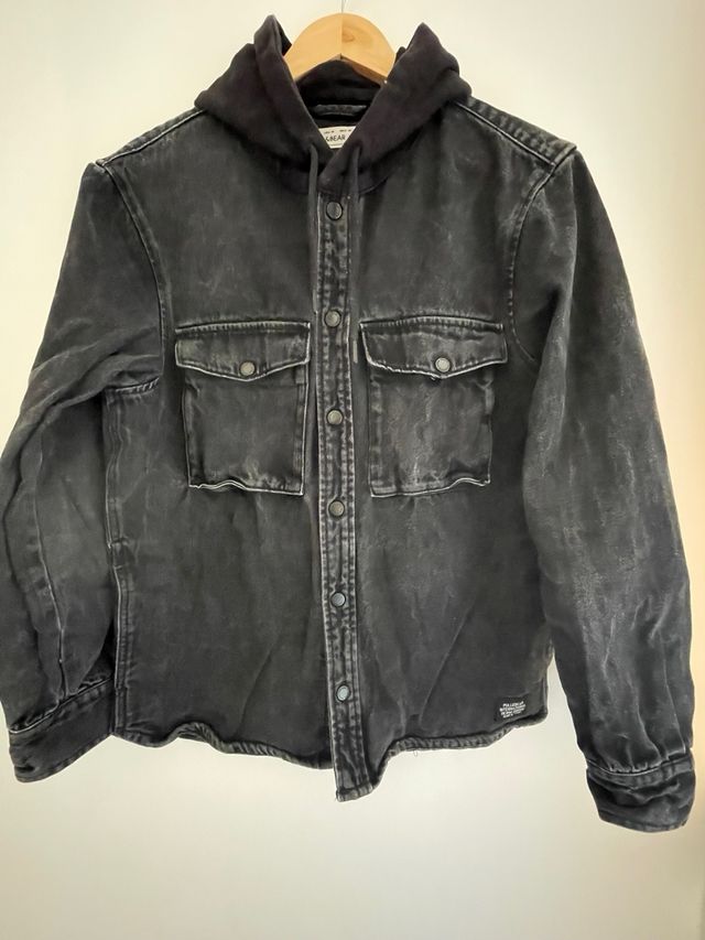 Chaqueta vaquera Pull&Bear negra con capucha