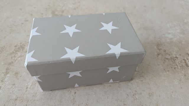 Caja gris estrellas blancas