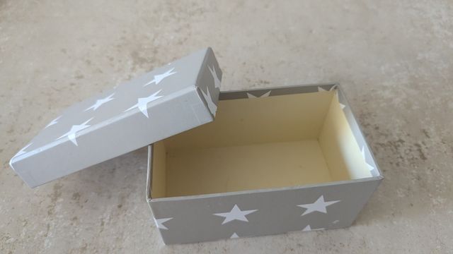 Caja gris estrellas blancas