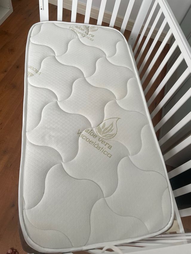 Cuna bebé madera + colchón viscoelástico