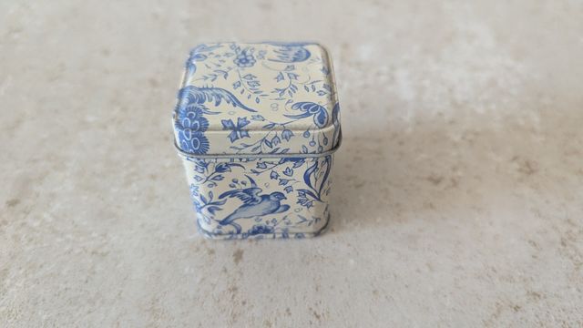 Cajita metal portuguesa azul y blanca