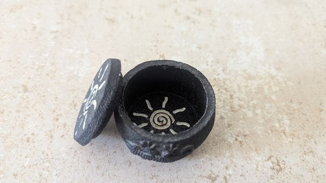 Cajita cerámica sol y salamandra negra