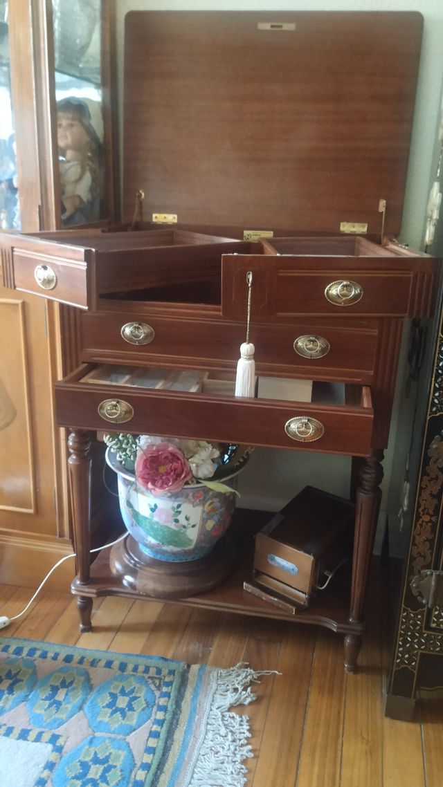 Mueble inglés antiguo: costurero o cubertero.